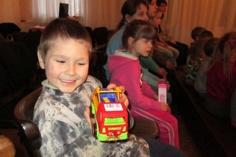 «Серьёзные дяди» устроили воспитанникам детского приюта в Могилёве настоящий праздник