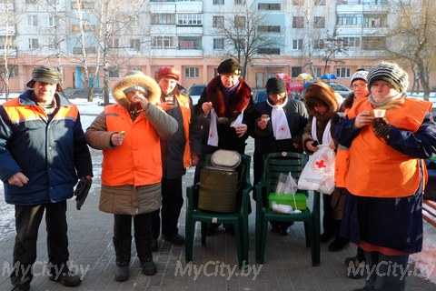 Более двух тысяч могилевчан согрели волонтёры Красного Креста горячим чаем в морозы