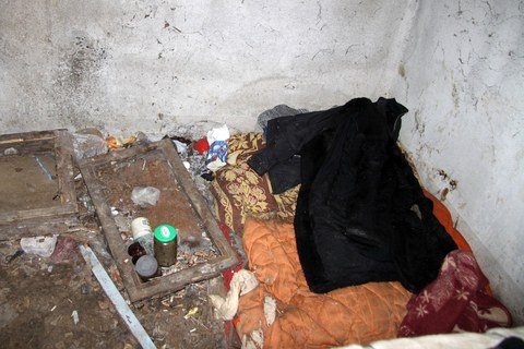 Бомжи разожгли костры в подвале жилого дома в Могилёве