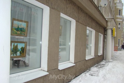 «Палитра души и красок» Александра Алёшина выставлена в окнах библиотеки в Могилёве 