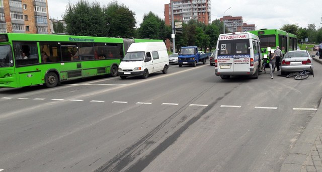 Иномарка сбила велосипедиста на пешеходном переходе в Могилёве 