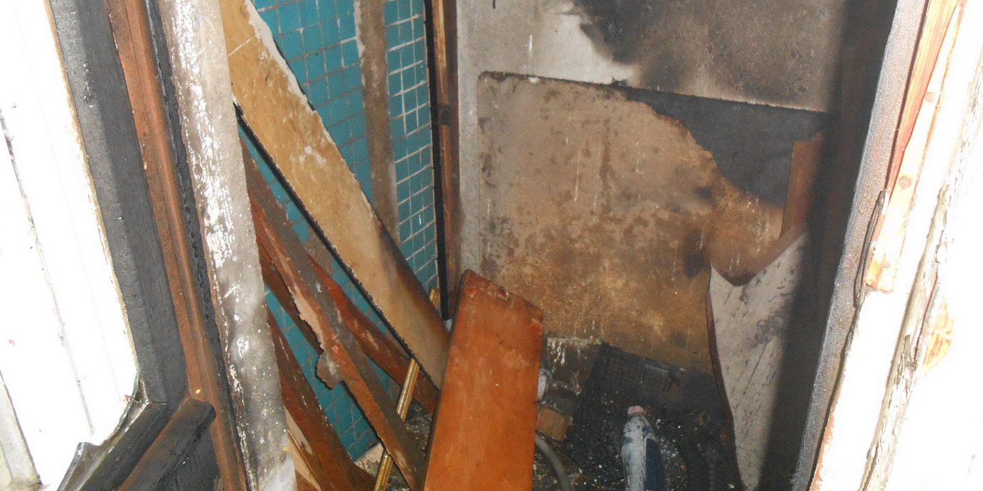 Упавший сверху непотушенный окурок мог стать причиной пожара на балконе многоэтажки в Могилеве