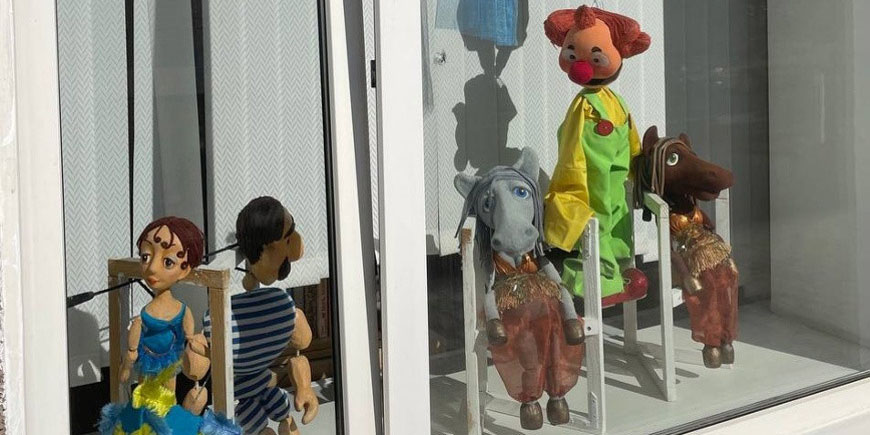 «Удивительный мир кукол» представлен в окнах городской библиотеки им. К. Маркса