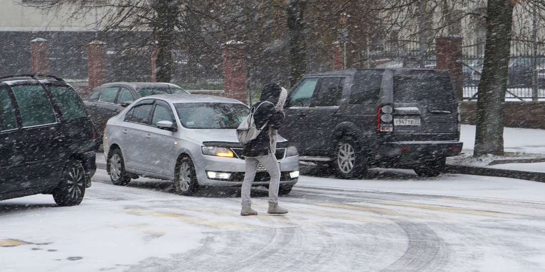 Порывистый ветер и снег: последний день осени в Могилеве