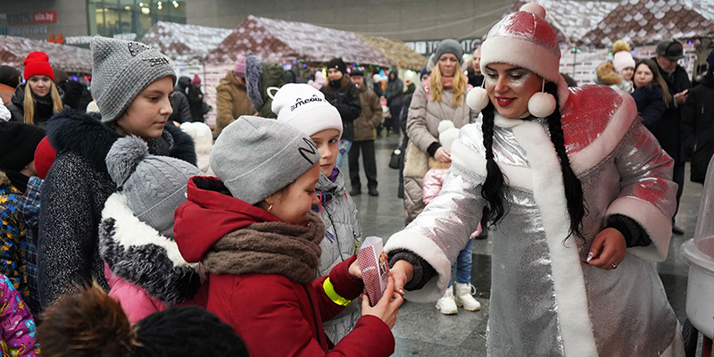 Танцы, конкурсы, призы: развлекательная программа для детей прошла на площади Единства в Могилеве