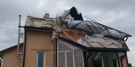 В Могилевском районе ветер повредил крыши четырех частных домов