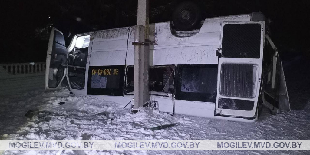 Маршрутка «Могилев-Круглое» опрокинулась в кювет &mdash; пострадали 6 человек