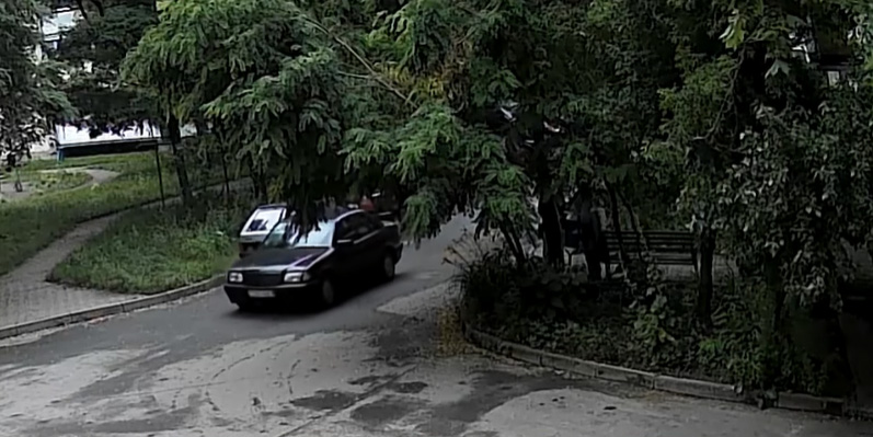 В Могилеве «Мерседес» столкнулся с припаркованным автомобилем «ВАЗ» — водитель иномарки скрылся с места ДТП