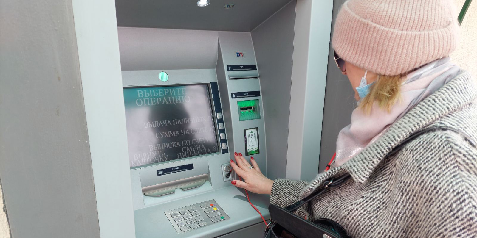 Инвалиды по зрению протестировали банкоматы для слабовидящих людей в Могилеве