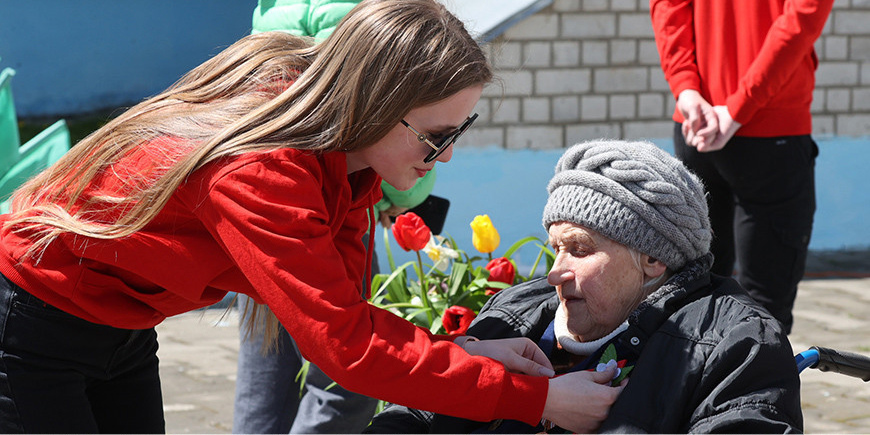 Молодежь Могилева поздравила ветеранов танцевальным флешмобом