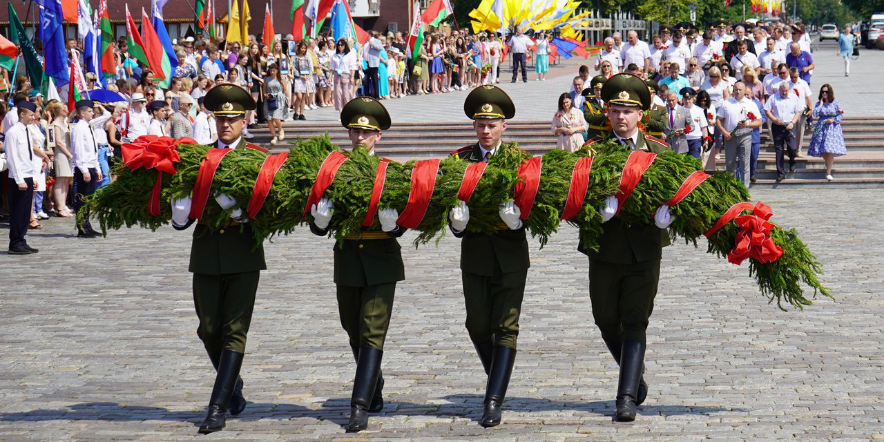 В день 78-ой годовщины со дня освобождения Могилева в городе возложили венки и цветы к Вечному огню