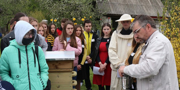 Дегустация меда и изготовление свечей из вощины: могилевские студенты отпраздновали Всемирный день пчел