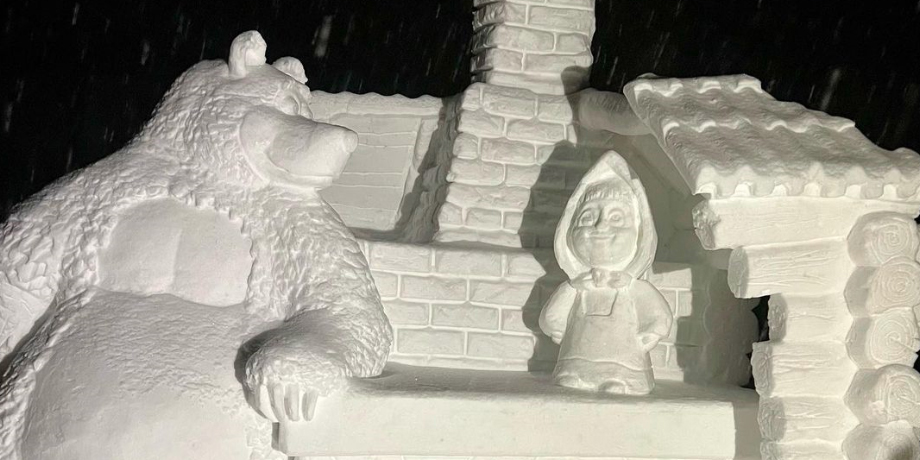 Снежную композицию «Маша и Медведь» создал в Могилеве минский мастер