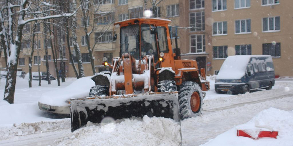 Последствия первого крупного снегопада в Могилеве устраняли более 100 единиц техники