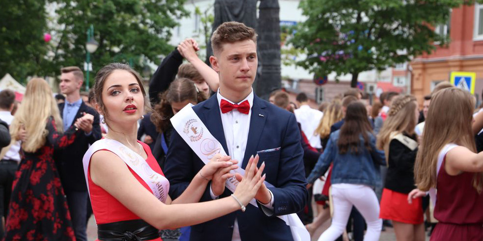 Более 60 пар исполнят «Вальс выпускников» в Могилеве 30 мая