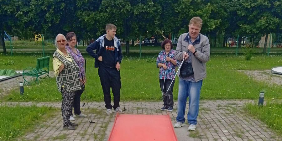 Занятия по мини-гольфу для людей с инвалидностью проходят в Могилеве