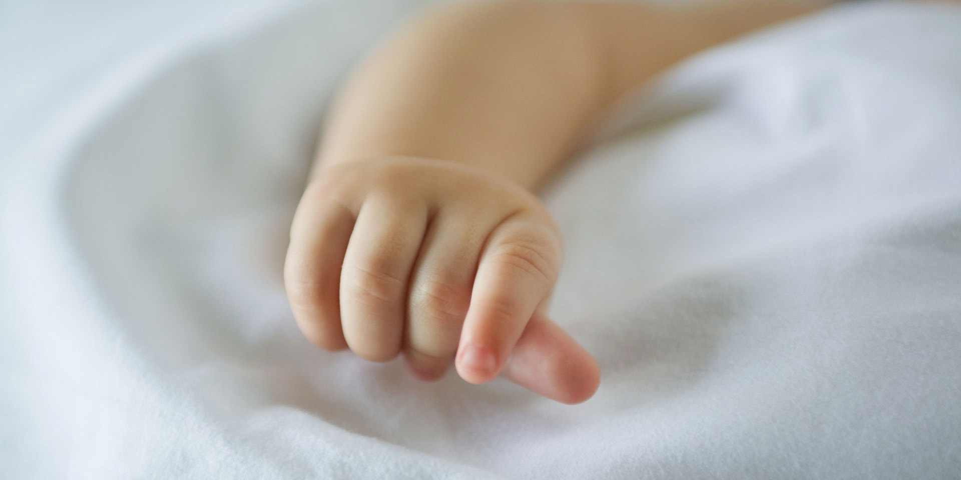 В Могилеве на козырьке дома нашли новорожденную девочку. Возбуждено уголовное дело