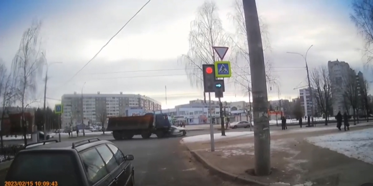 В Могилеве на улице Крупской столкнулись автомобиль такси и грузовик