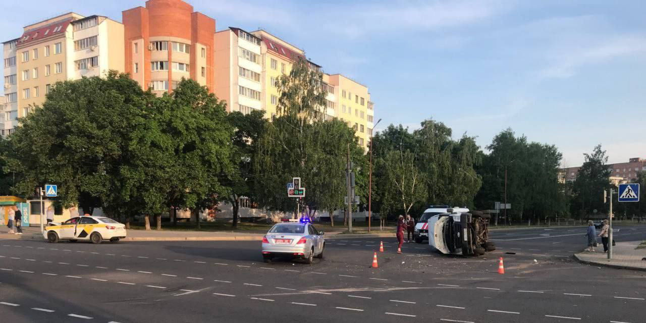 На перекрестке в Могилеве столкнулись автомобиль такси и микроавтобус