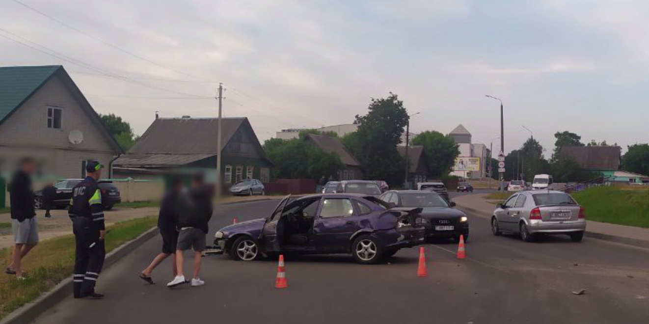 В Могилеве неопытный водитель потерял управление автомобилем и выехал на бордюр 