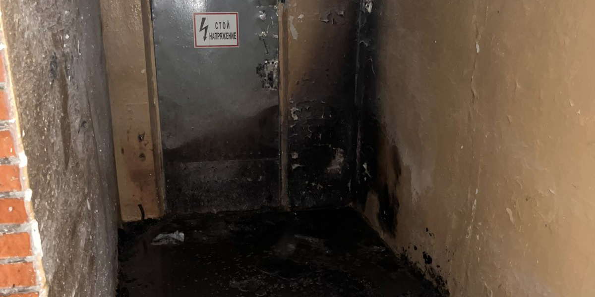 Пожар в подъезде многоквартирного жилого дома в Могилеве повредил электропровода