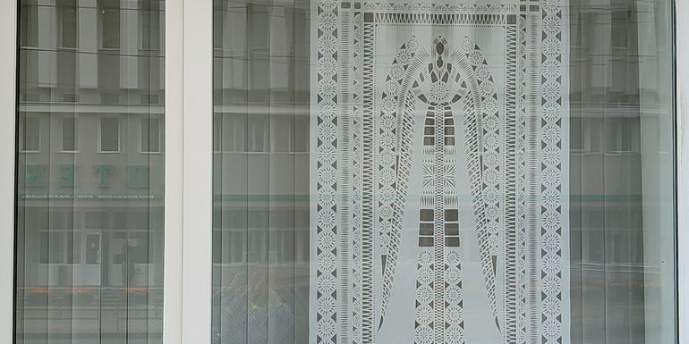 Выставка «Во имя счастья любви» представлена в окнах могилевской библиотеки им. К.Маркса