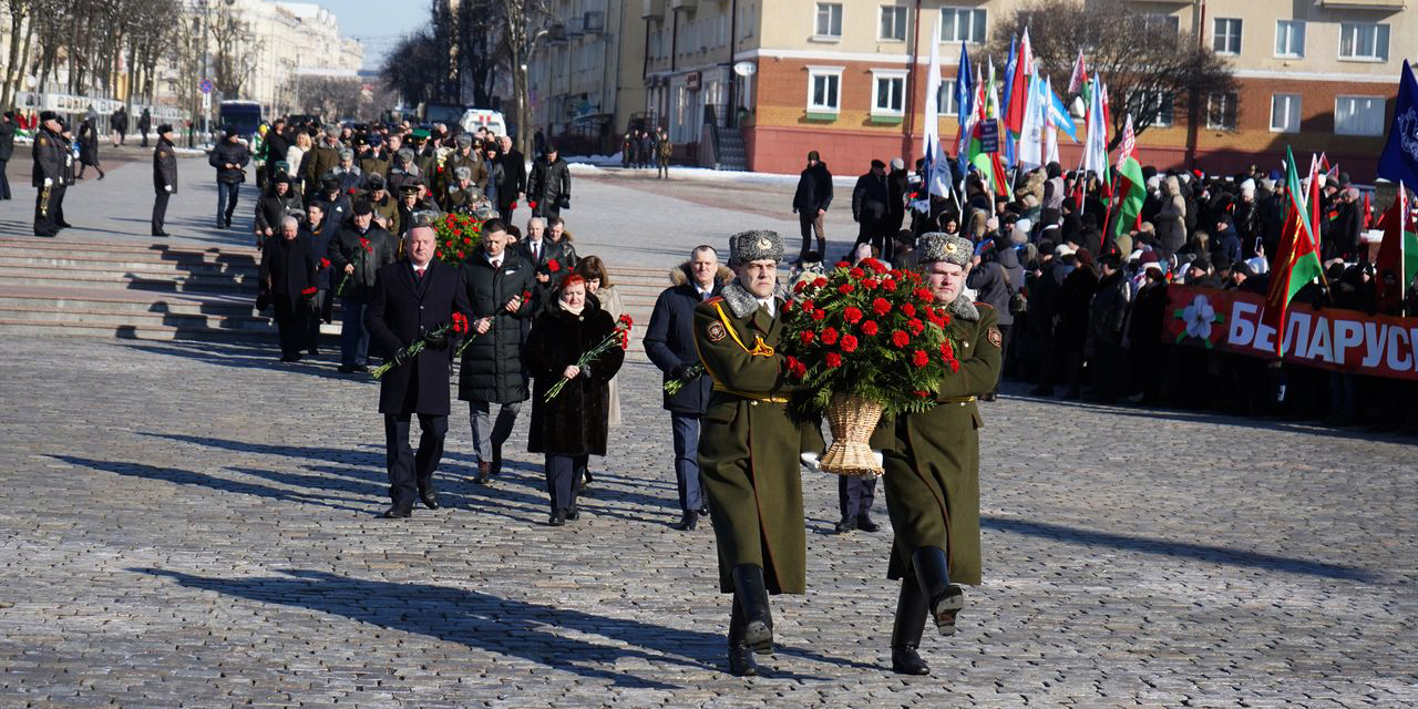 Торжественное возложение цветов и венков на площади Славы в Могилеве