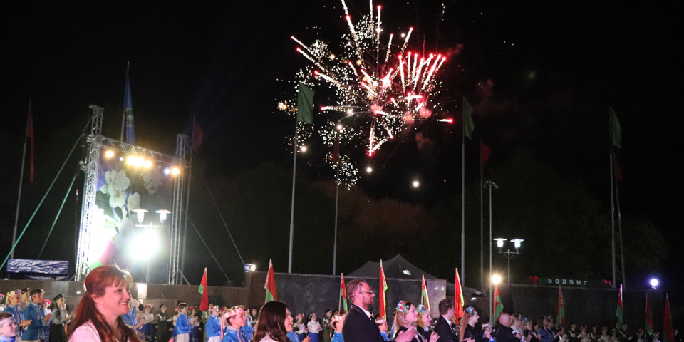 Концертом, патриотической акцией «Споем «День Победы» и фейерверком завершилось празднование Дня Победы в Могилеве