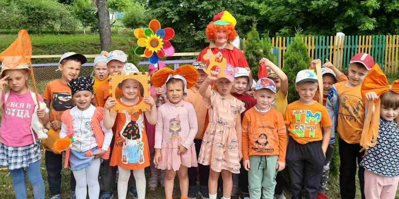 Вот так цветотерапия! Почему дети в агрогородке Дашковка ходят в одежде одного цвета?