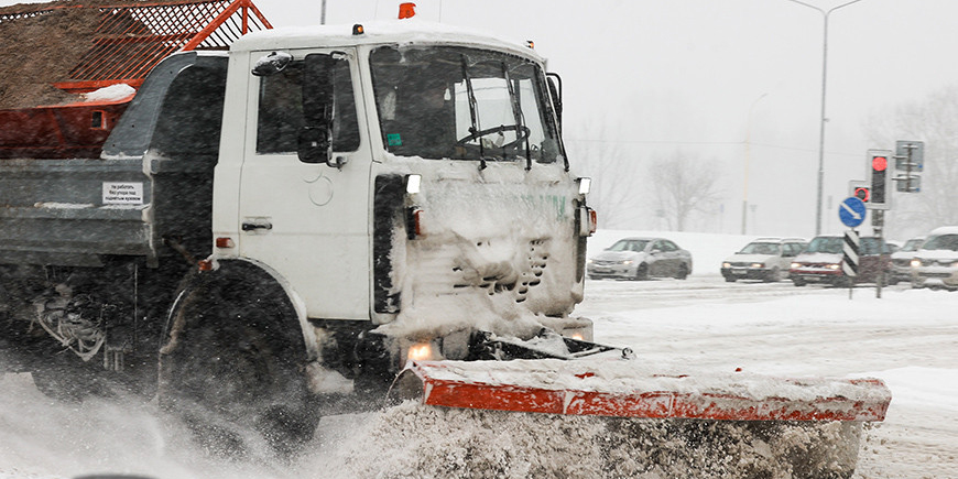 Непогода: на улицы Могилева выведена вся снегоуборочная техника Дорожно-мостового предприятия