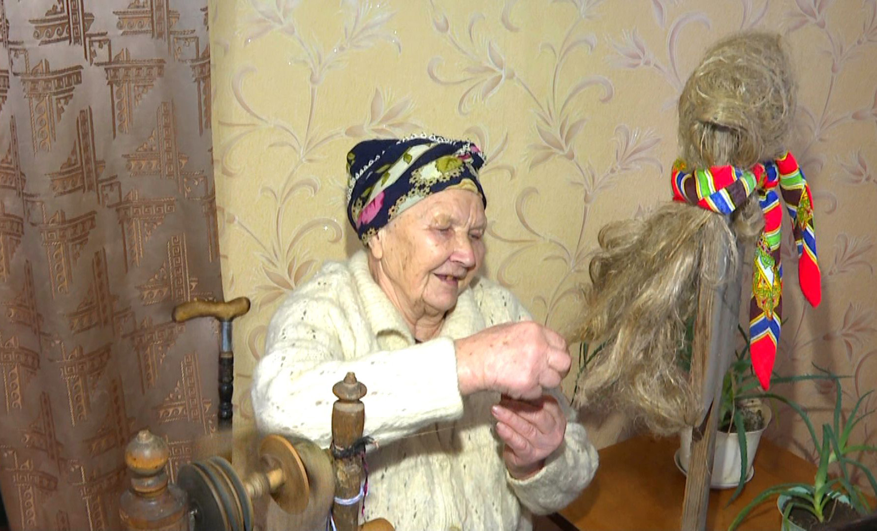 92-летняя жительница Могилевщины делится умением работать с веретеном