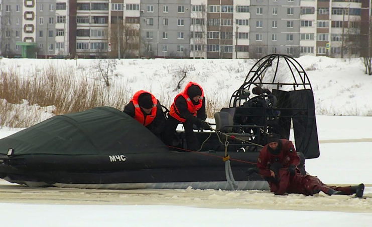 Учения по спасению на тонком льду провели работники МЧС в Могилеве