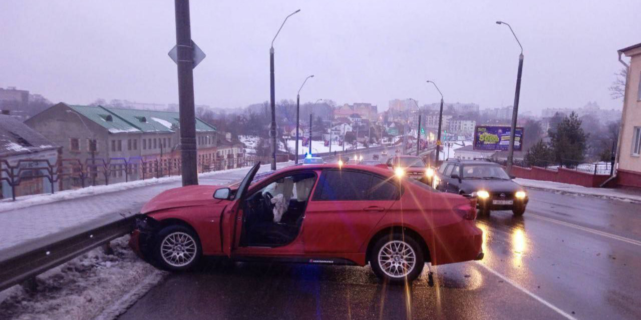 В Могилеве столкнулись два автомобиля.  Пострадала 15-летняя пассажирка