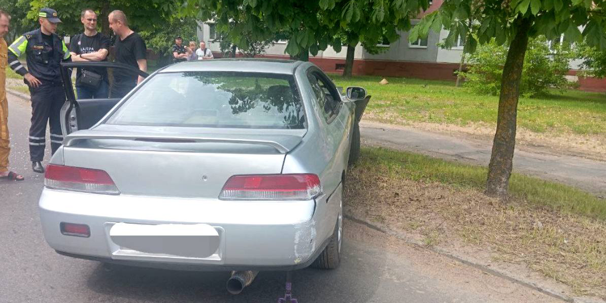 В Могилеве автомобиль выехал за пределы проезжей части и врезался в дерево