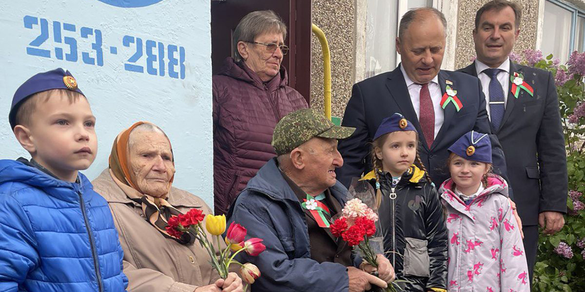 Праздник с доставкой на дом. В Могилеве поздравили ветерана Великой Отечественной войны