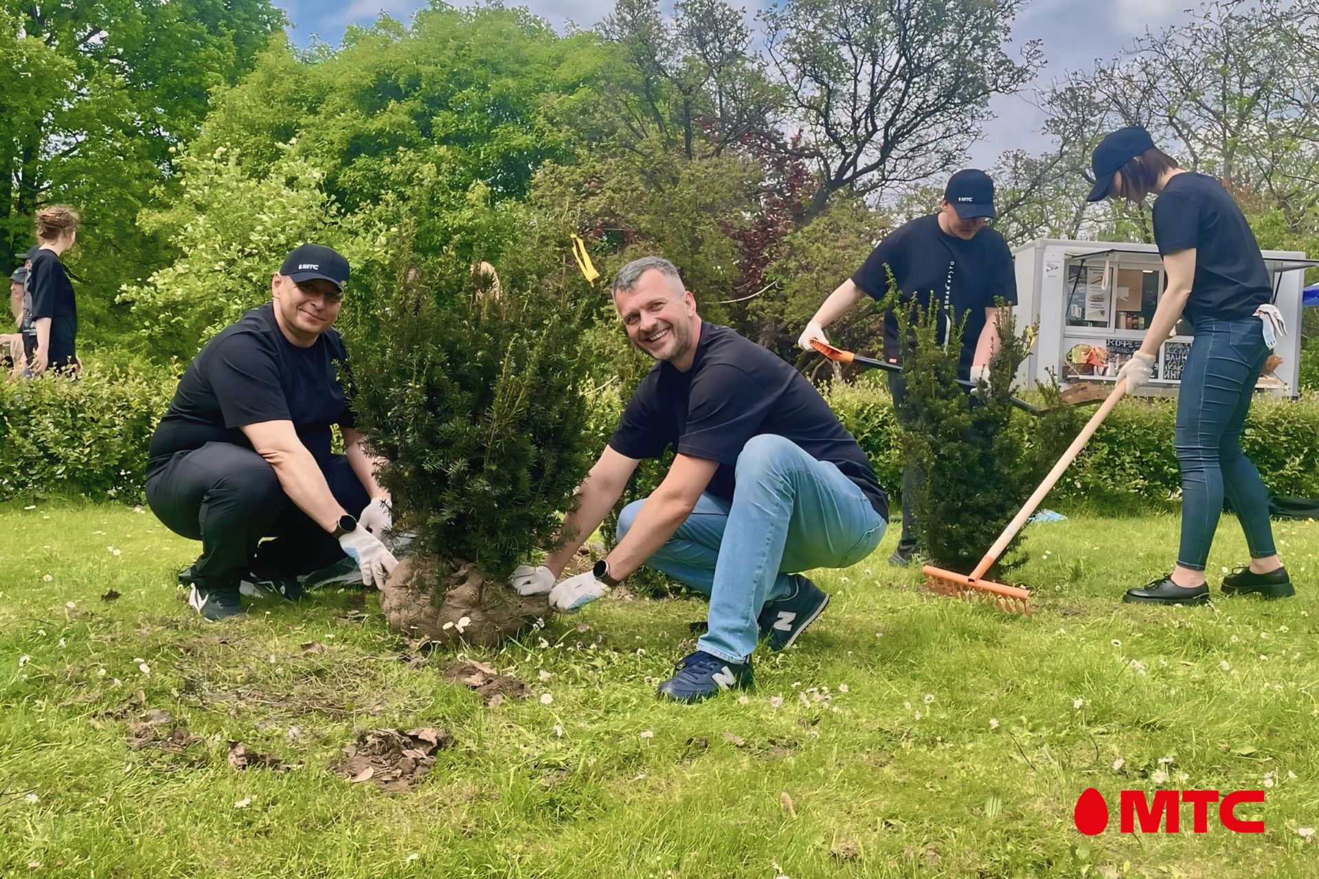 МТС во Всемирный день окружающей среды высадил деревья в центре Минска