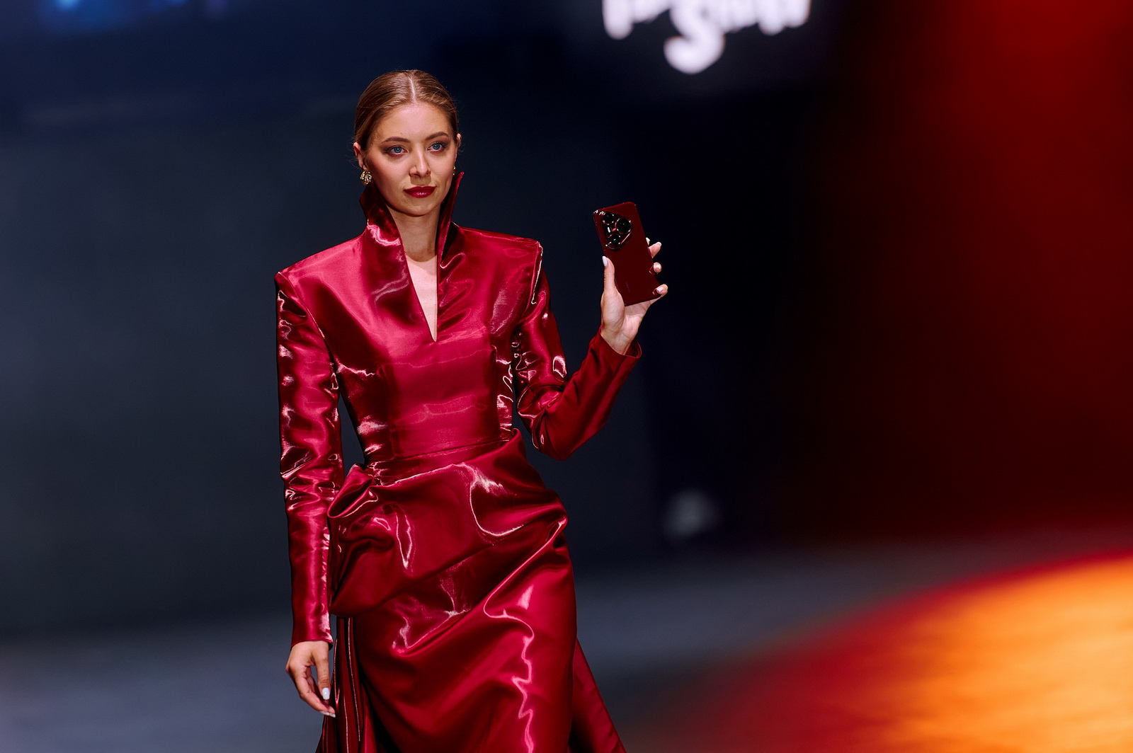 Белорусские дизайнеры представили коллекцию одежды, вдохновленную флагманской серией смартфонов Huawei Pura 80