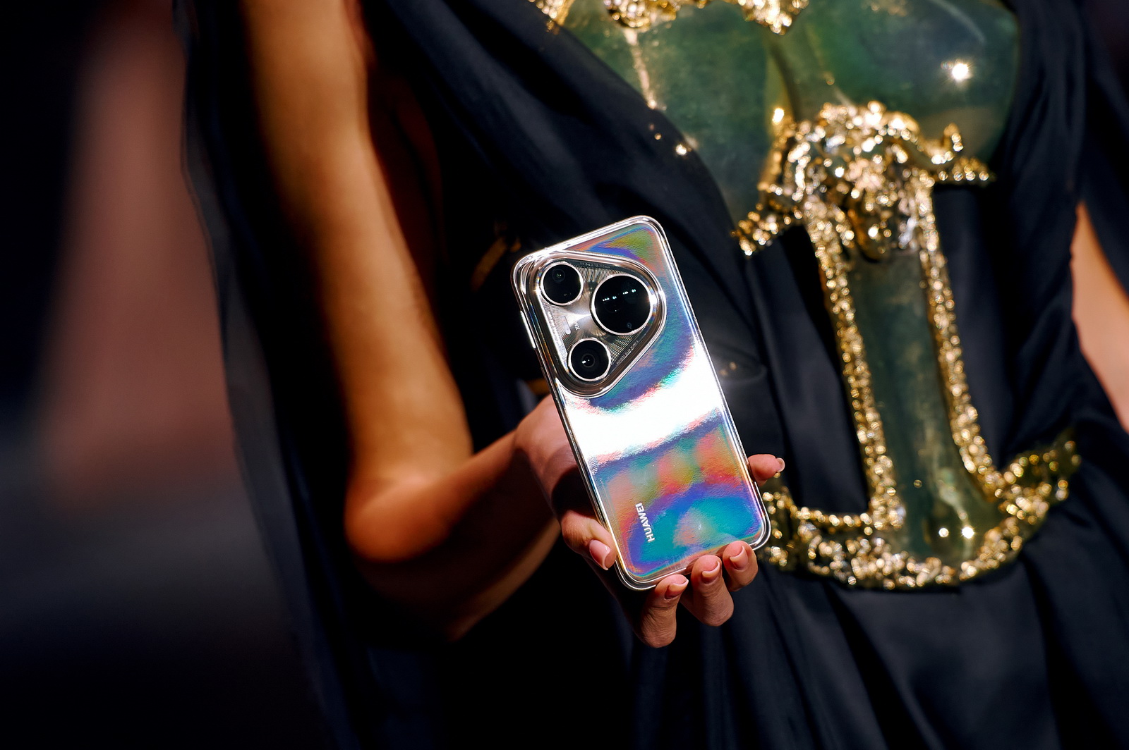 Белорусские дизайнеры представили коллекцию одежды, вдохновленную флагманской серией смартфонов Huawei Pura 80