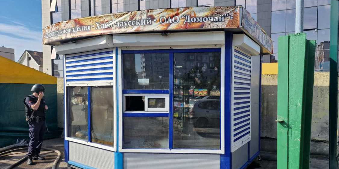 В Могилеве спасатели ликвидировали пожар в торговом павильоне