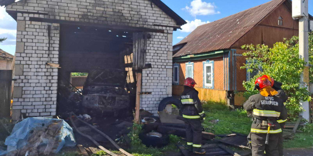 Дети нашли спички: в Могилеве сгорел гараж и автомобиль