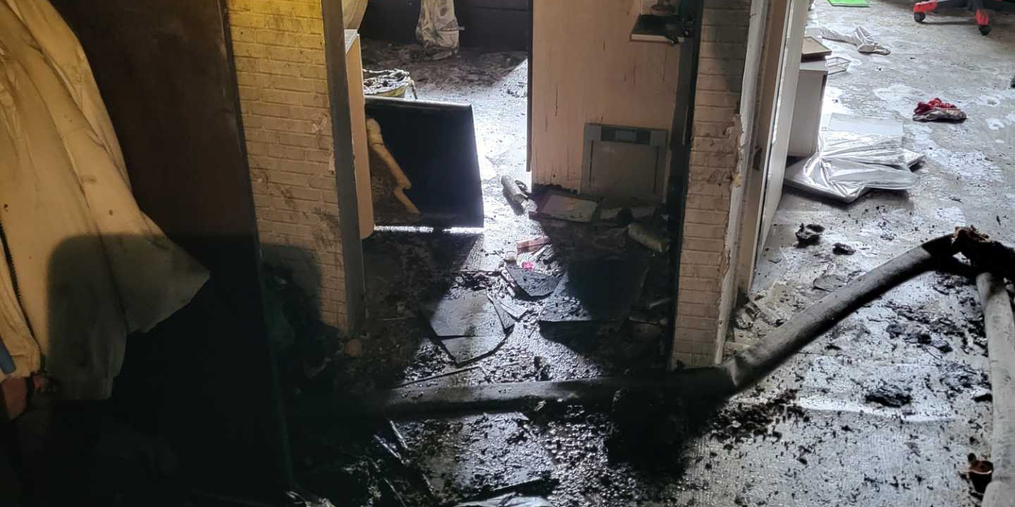 В общежитии на улице Симонова в Могилеве произошел пожар: работники МЧС спасли пенсионерку и троих детей