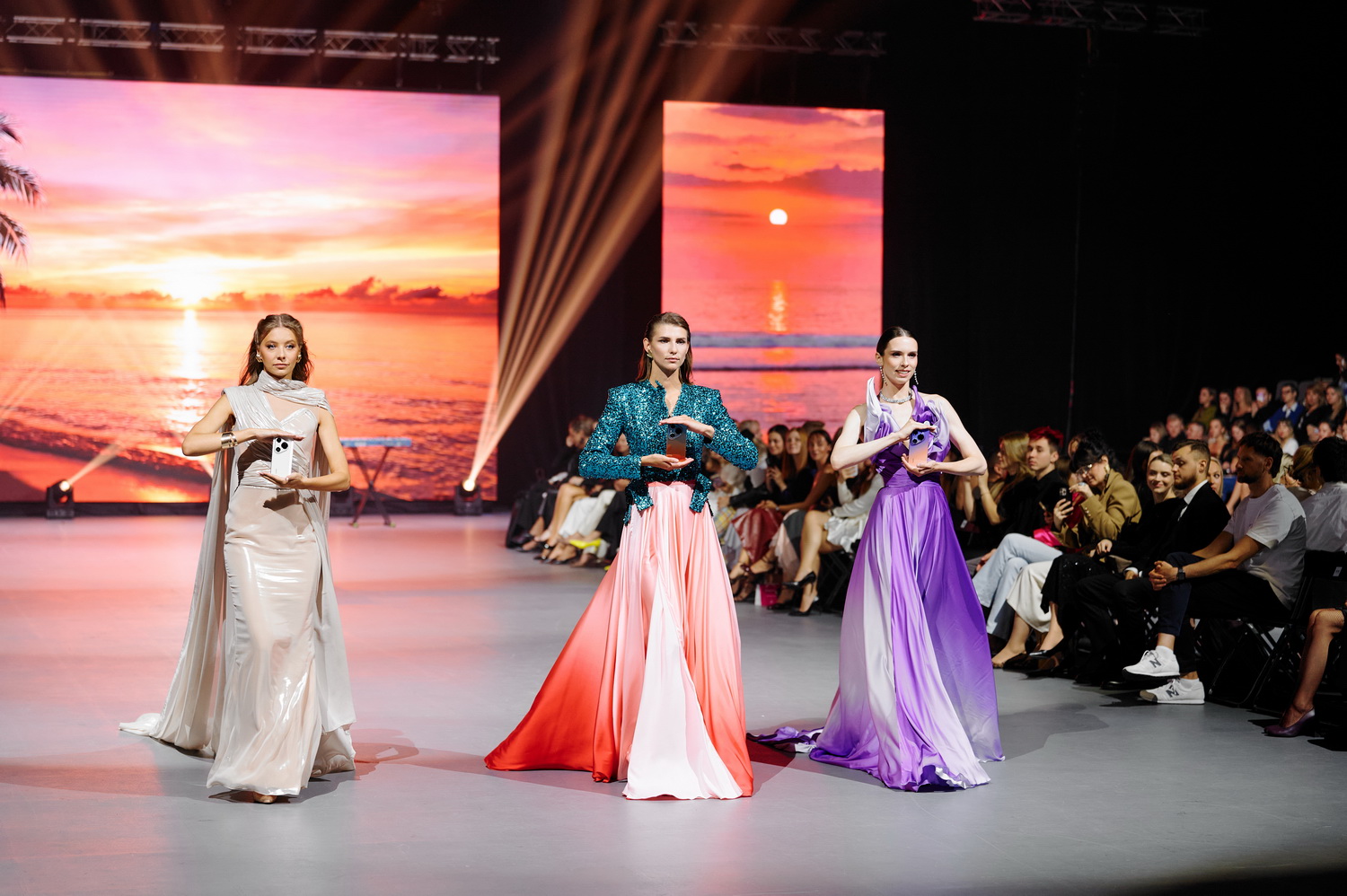 В Минске прошел большой fashion-показ с кутюрными платьями по мотивам смартфонов