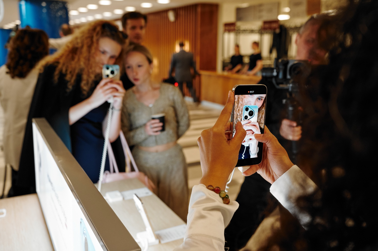 В Минске прошел большой fashion-показ с кутюрными платьями по мотивам смартфонов