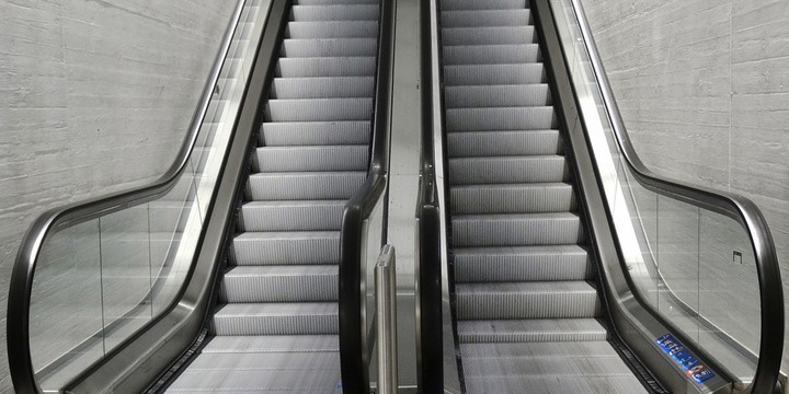 В Могилеве девушка получила перелом после падения с эскалатора и пошла в суд за компенсацией морального вреда