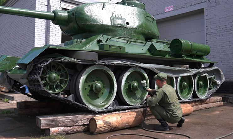 Советский танк Т-34 реставрируют военнослужащие в Могилеве