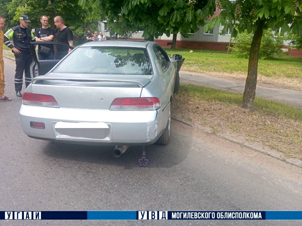 В Могилеве автомобиль выехал за пределы проезжей части и врезался в дерево