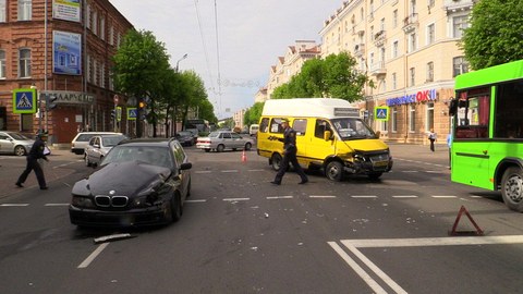 Маршрутка и «BMW» столкнулись в центре Могилёва: две девушки получили травмы