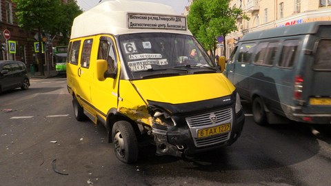 Маршрутка и «BMW» столкнулись в центре Могилёва: две девушки получили травмы