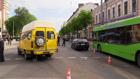 Маршрутка и «BMW» столкнулись в центре Могилёва: две девушки получили травмы