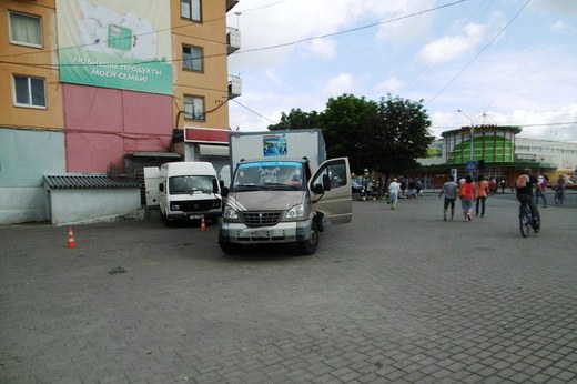 Грузовая машина наехала в Могилёве на пенсионерку на тротуаре